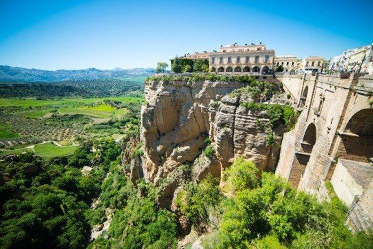 Ronda zicht op kloof, brug en landschap binnenland Andalusië