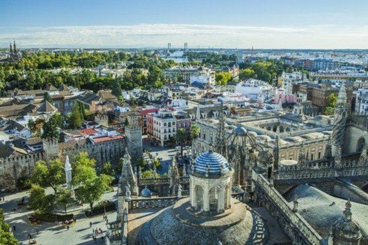 Sevilla met het paleis Alcazar en de buurt Triana als oorspronk van de Flamenco