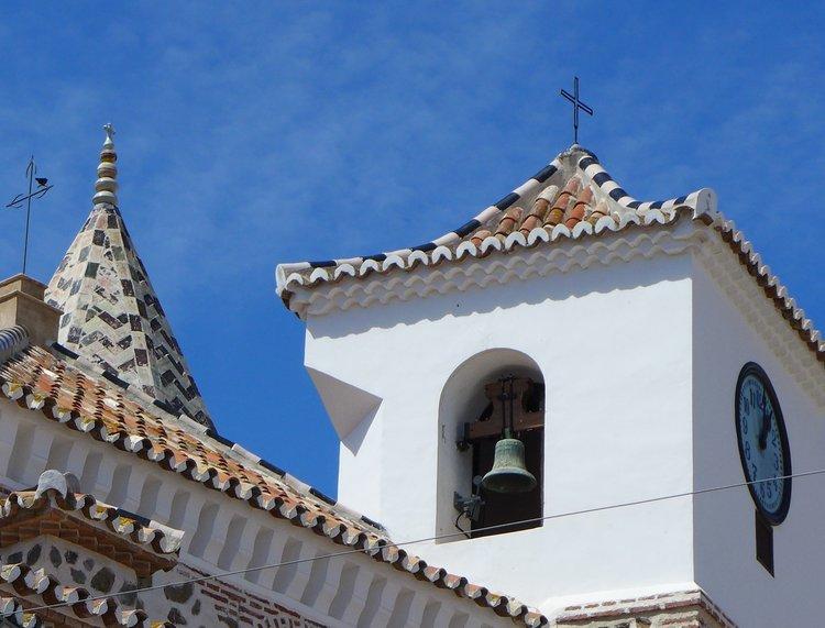 2 torenspitsen in El Borge van kerk en minaret